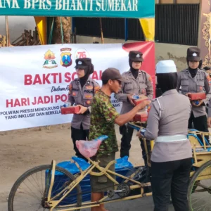 Polwan Polres Sumenep Gelar Bakti Sosial Berbagi Nasi Kotak kepada Abang Becak di Hari Jadi ke-76 Polwan 2024