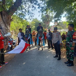 Sekcam Giligenting Lepas Peserta Karnaval HUT ke-79 RI di Desa Galis