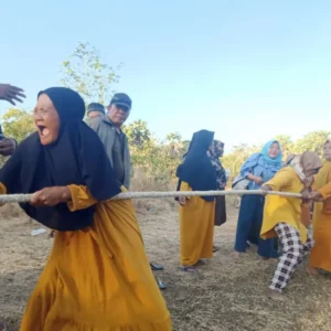 Semangat Nenek-Nenek Desa Galis Meriahkan Lomba Tarik Tambang HUT RI ke-79