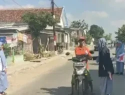 Siswa SMP dan SMK Arrifa’iyah Saronggi Bagikan Bendera Merah Putih untuk Sambut HUT RI ke-79