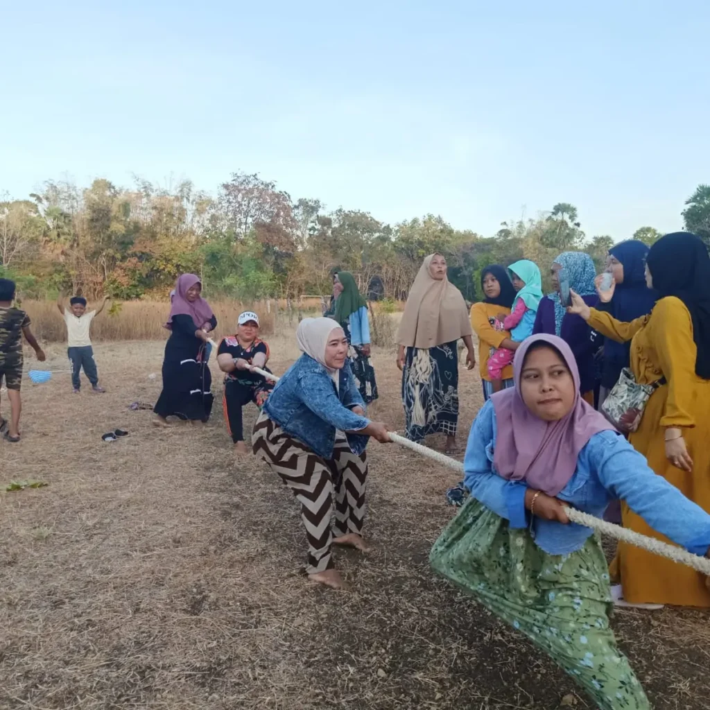 Tarik Tambang Ibu-Ibu Meriahkan HUT RI ke-79 di Desa Galis Giligenting