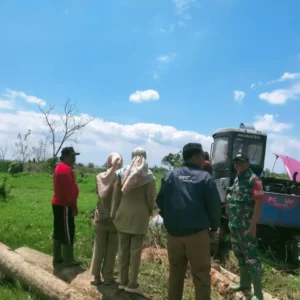 Babinsa Koramil Saronggi Bersama Warga Lakukan Normalisasi Sungai untuk Cegah Banjir