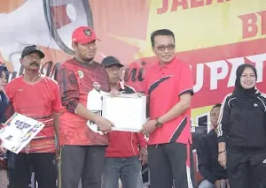 Camat Giligenting Terima Penghargaan Desa Pembayar Pajak Tercepat 2023 untuk Banmaleng