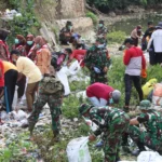 Gotong Royong Bersihkan Sungai Taloktok: Kodim 0827/Sumenep Peringati HUT ke-79 TNI dengan Aksi Nyata