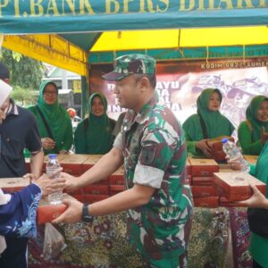 Kodim 0827/Sumenep Bagikan 300 Nasi Kotak Gratis kepada Warga Kurang Mampu di Peringatan HUT TNI ke-79