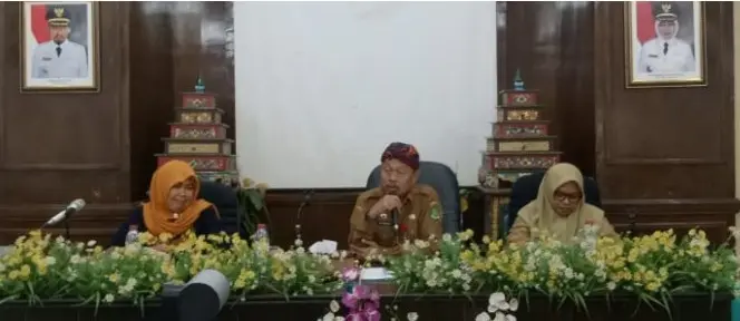 Sekdakab Sumenep, Ir. Edy Rasiyadi, M.Si, memberikan sambutan pada Lokakarya Evaluasi Inovasi Siap Lahir dan Bimtek Input Data di Aula Bappeda Sumenep. Acara ini bertujuan meningkatkan efisiensi layanan kesehatan dan pengelolaan dokumen kependudukan bayi baru lahir