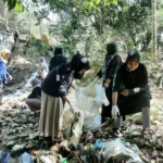 Mahasiswa KKN Posko 19 Universitas Annuqayah Bersama Pemdes Rubaru Gelar Aksi Bersih Sungai Nung Cangkelek