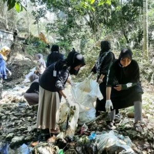 Mahasiswa KKN Posko 19 Universitas Annuqayah Bersama Pemdes Rubaru Gelar Aksi Bersih Sungai Nung Cangkelek