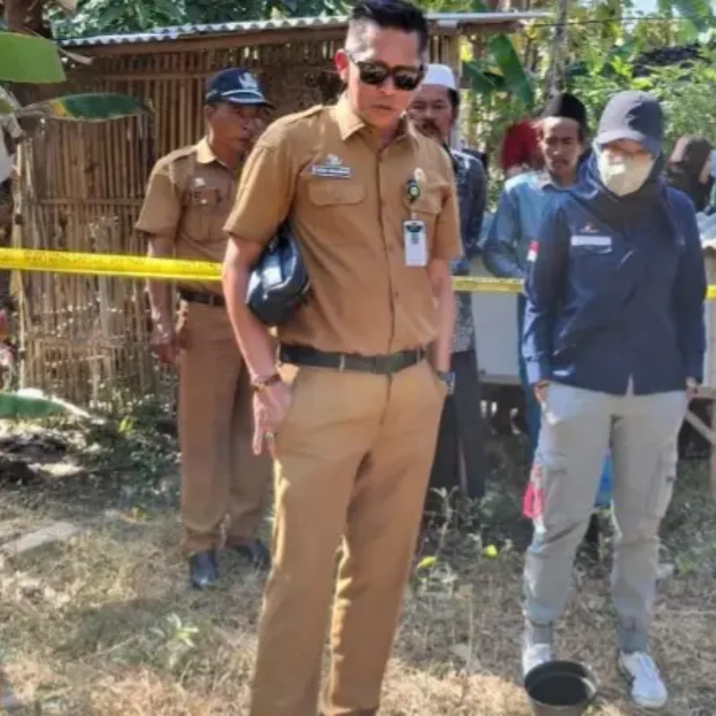 Petugas dari ESDM Jawa Timur bersama Pemkab Sumenep memeriksa lokasi sumur bor di Desa Batang-batang Laok, yang mengeluarkan air bercampur minyak bumi. Lokasi ini telah dipasangi garis polisi untuk mencegah aktivitas warga di sekitar area berisiko