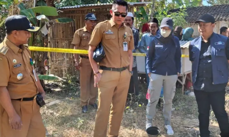 Petugas dari ESDM Jawa Timur bersama Pemkab Sumenep memeriksa lokasi sumur bor di Desa Batang-batang Laok, yang mengeluarkan air bercampur minyak bumi. Lokasi ini telah dipasangi garis polisi untuk mencegah aktivitas warga di sekitar area berisiko