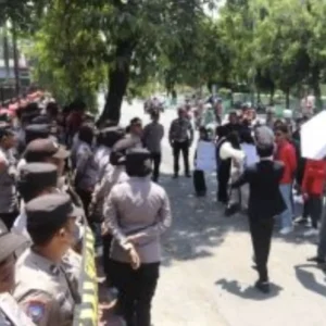 Polres Sumenep Amankan Aksi Demonstrasi DPC GMNI di Depan Kantor DPRD Sumenep