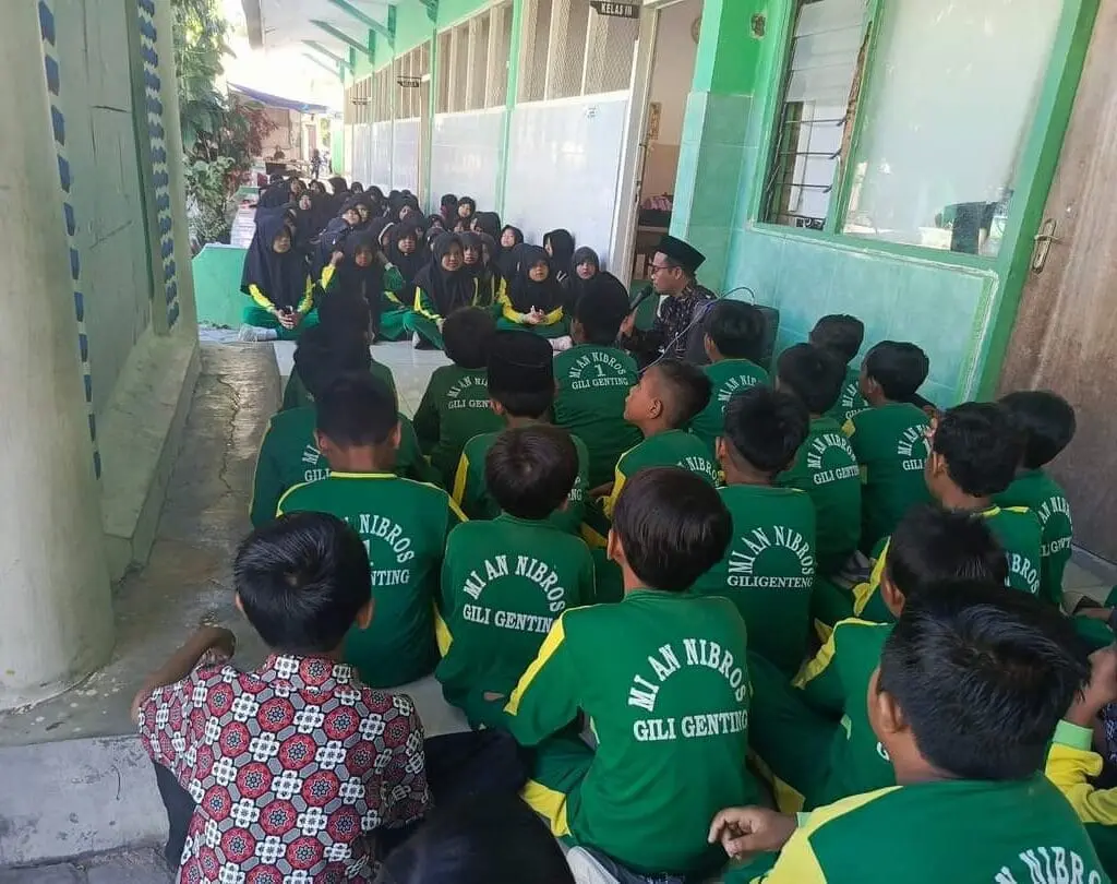 Sambut Bulan Rabiul Awwal 1446 H, MI Annibros I Giligenting Gelar Istighasah Berjamaah