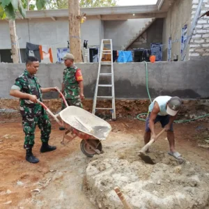 Babinsa Koramil Rubaru Bantu Pembangunan Rumah Warga untuk Perkuat Sinergi dengan Masyarakat