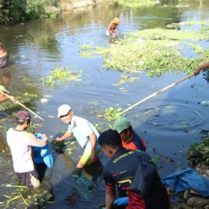 Jelang Musim Hujan, Kapolres Sumenep Ajak Warga Bersihkan Kali Marengan untuk Antisipasi Banjir