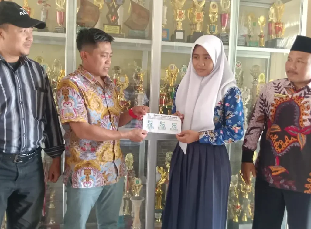 Ketua DPC ISSITA Sumenep Apresiasi Atlet Renang SMPN 6 Sumenep Berprestasi di Tingkat Asia Tenggara