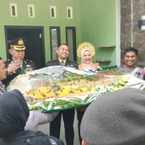 Polres Sumenep Beri Kejutan Tumpeng Besar kepada Dandim 0827 di HUT TNI ke-79