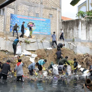 Aksi Bersih Sungai di Sumenep Warnai Hari Pahlawan 2024: World Cleanup Day Bersama Komunitas dan Pemerintah