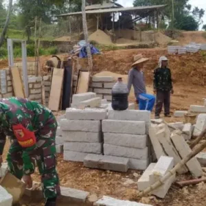 Babinsa Koramil Pasongsongan Terjun Langsung Bantu Bangun Rumah Warga di Desa Lebeng Barat