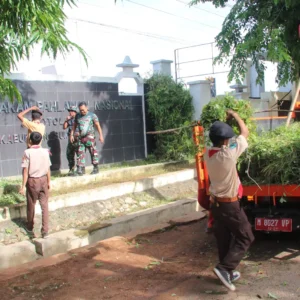 Danramil Kota Sumenep Galakkan Gerakan Bersih Lingkungan di TMP Jokotole