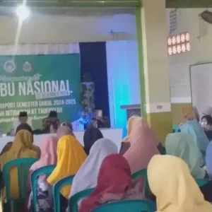 Ratusan Siswa MI At-Taufiqiyah Peringati Hari Ibu dengan Membasuh Kaki Ibu