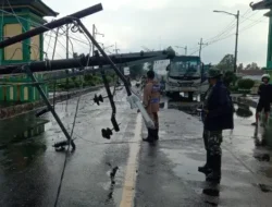 Hujan Deras dan Puting Beliung di Sumenep Robohkan Tiang Listrik, Jalan Nasional Sempat Tertutup