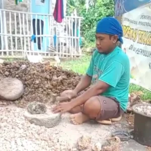 Kisah Pemecah Batu di Giligenting: Bertahan Hidup di Tengah Kerasnya Kehidupan