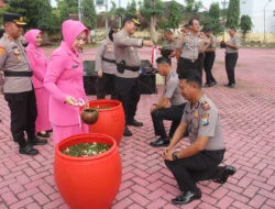 Personel Polres Sumenep Naik Pangkat dalam Upacara Sakral di Akhir Tahun