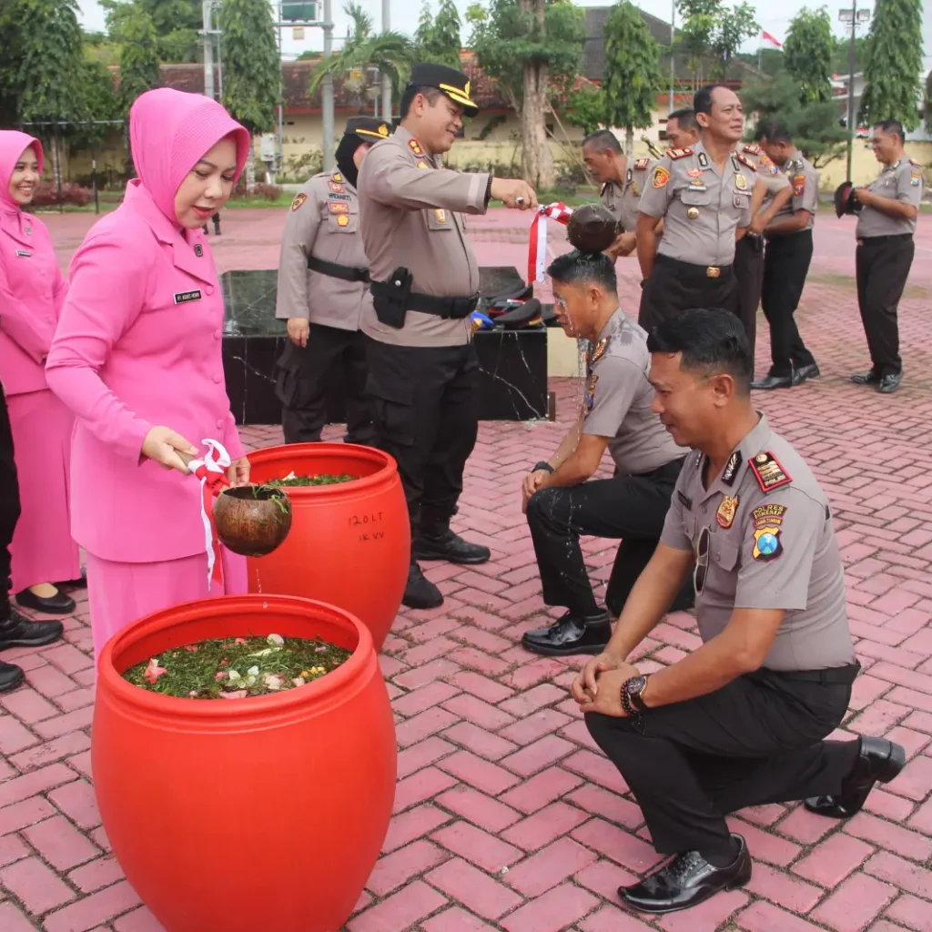 Personel Polres Sumenep Terima Kenaikan Pangkat di Upacara Korps Raport