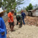 Babinsa dan Warga Sokarame Timur Gotong Royong Perbaiki Jalan Rusak Akibat Hujan