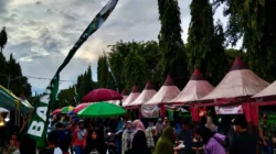 Masyarakat Sumenep memadati Bazar Takjil Ramadan di depan Keraton Sumenep, membeli aneka kuliner khas berbuka puasa dari stand UMKM setempat