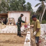 Babinsa Koramil Pasongsongan Bantu Warga Bangun Rumah, Wujud Sinergi TNI dan Rakyat