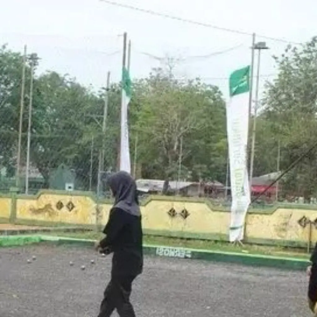 Atlet petanque Sumenep saat berlatih untuk meningkatkan teknik usai kegagalan di Kejuaraan Nasional, sebagai persiapan menuju Porprov Jatim 2025