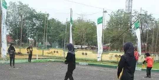 Atlet petanque Sumenep saat berlatih untuk meningkatkan teknik usai kegagalan di Kejuaraan Nasional, sebagai persiapan menuju Porprov Jatim 2025