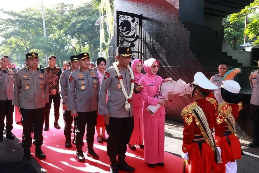 Irjen Pol Nanang Avianto dilantik sebagai Kapolda Jatim dalam upacara pedang pora di Mapolda Jatim, Surabaya, menegaskan komitmen menjaga keamanan Ramadan 2025