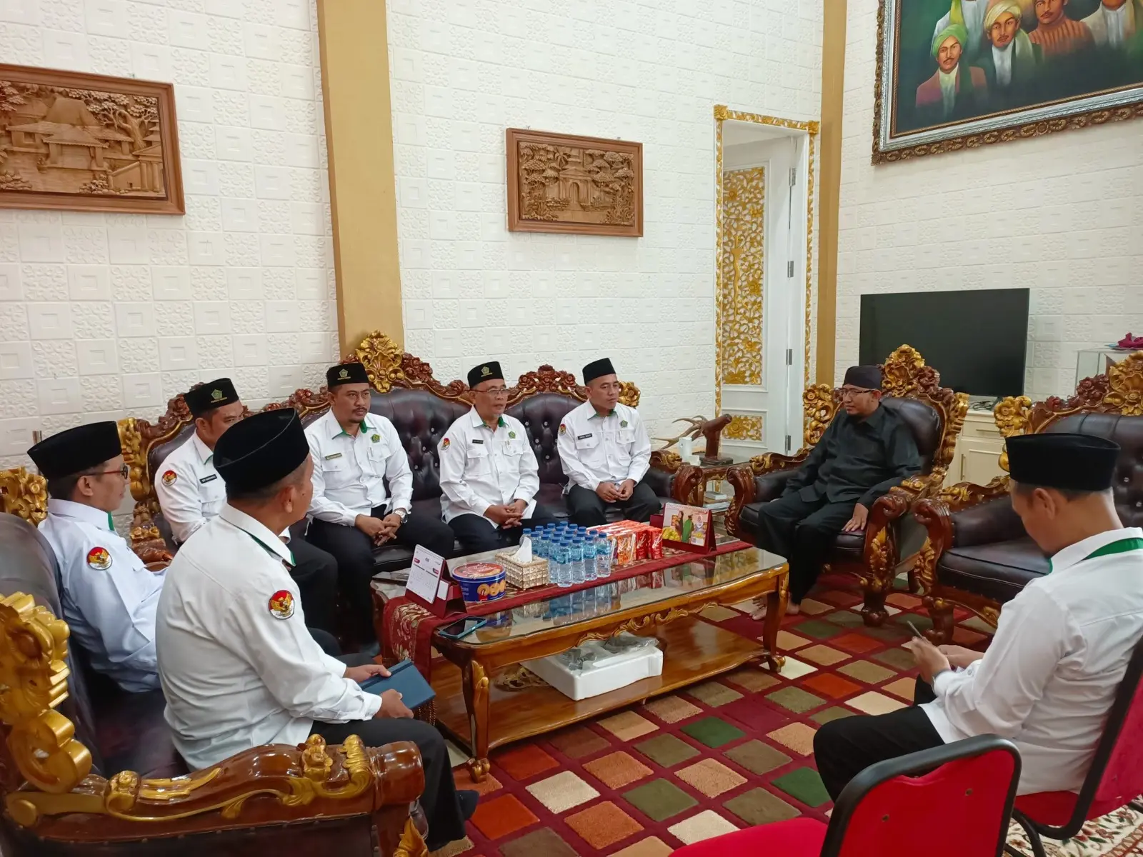 Kepala Kementerian Agama (Kemenag) Sumenep, Abdul Wasid, bersama sejumlah stafnya melakukan silaturahmi dengan Bupati Sumenep, Achmad Fauzi Wongsojudo