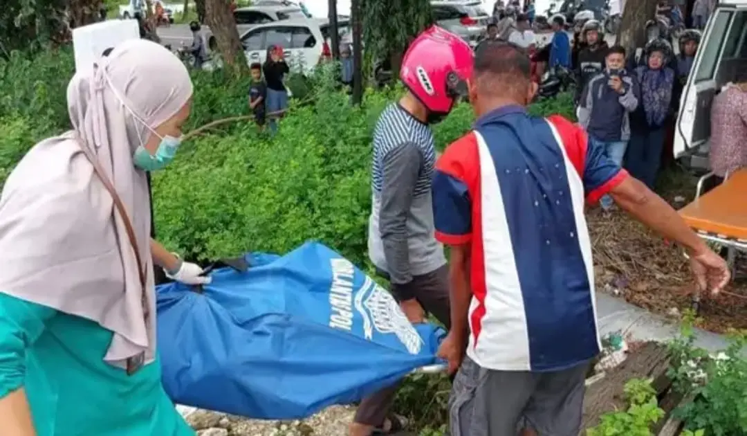 Korban yang diduga merupakan korban kecelakaan kereta saat di evakuasi