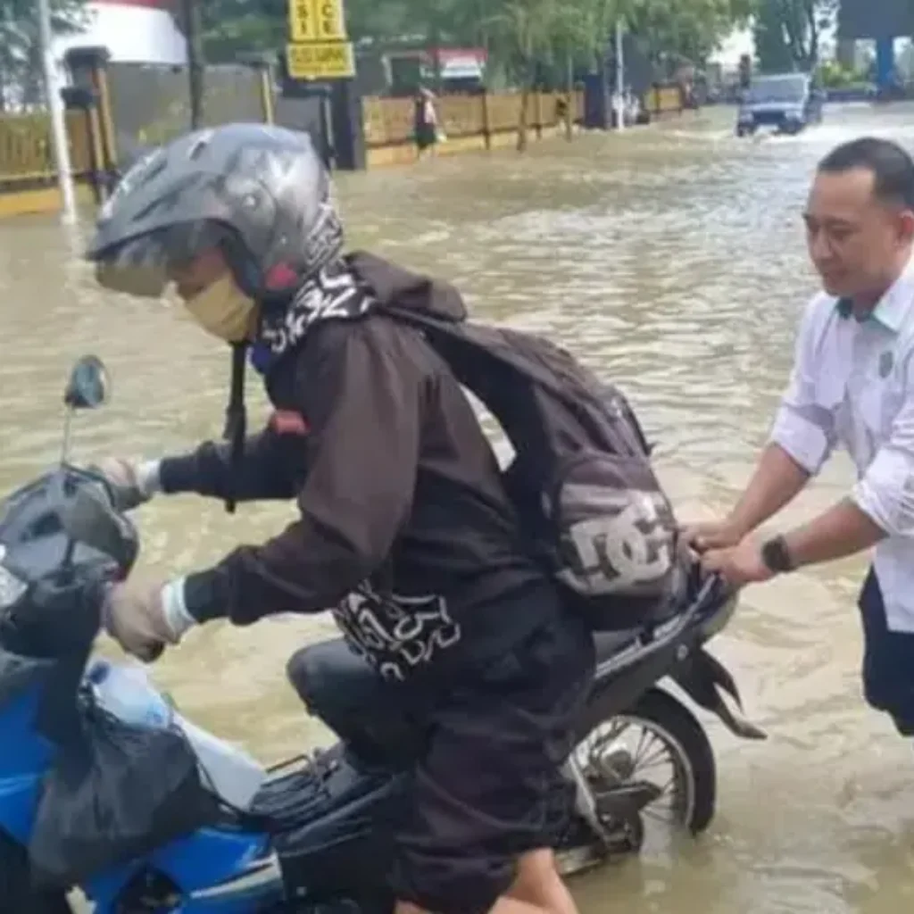 Pengendara motor terjebak banjir