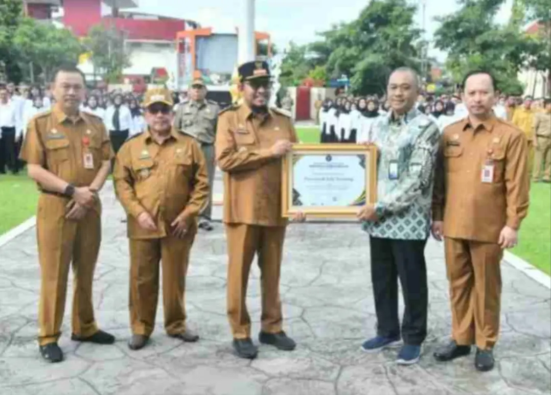Bupati Sumenep, Achmad Fauzi Wongsojudo saat menerima penghargaan dari perwakilan BKN Regional II Jawa Timur dalam momen Upacara Gabungan Penyerahan Surat Keputusan (SK) bagi CPNS dan PPPK, serta pengambilan sumpah/janji PPPK di lingkungan Pemkab Sumenep