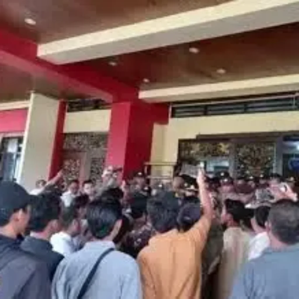 Aksi Mahasiswa Sumenep Ricuh Usai Terobos Kantor Pemkab, Tuntut Temui Bupati