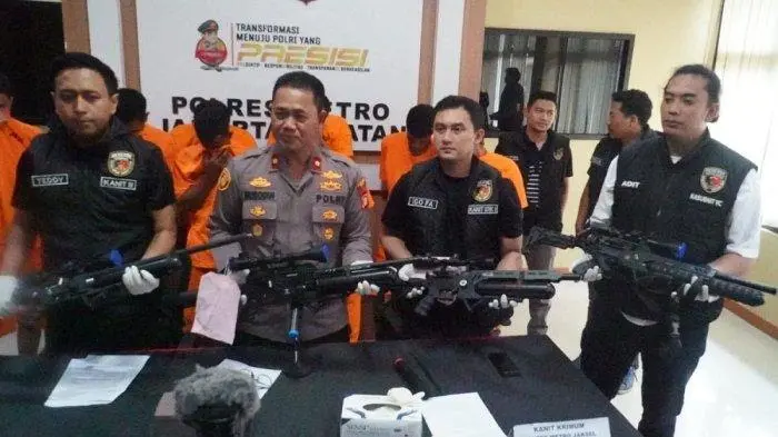 Barang bukti senapan angin dan parang dari bentrokan sengketa lahan di Kemang Raya diamankan polisi