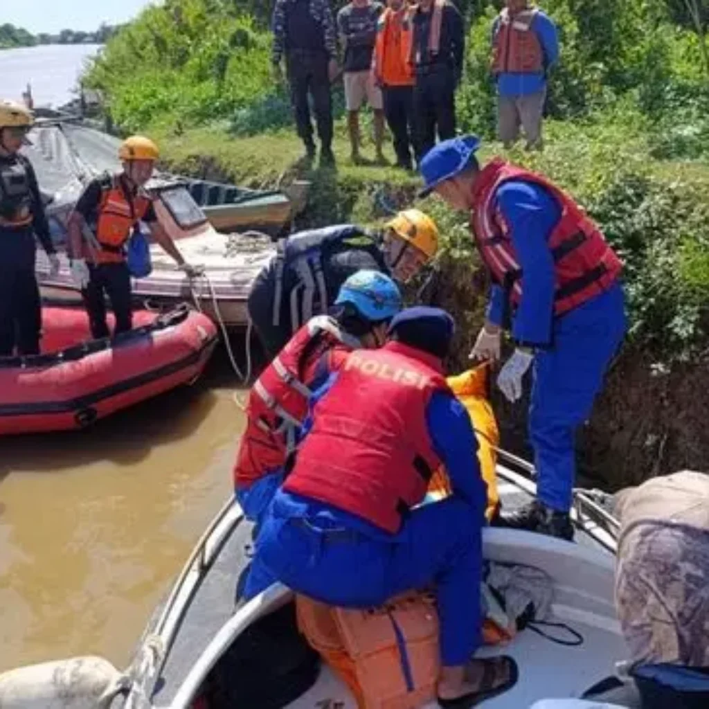 Tim SAR dari Ditpolairud Polda Metro Jaya berhasil menemukan jasad M (34), seorang karyawan divisi mesin dari perusahaan pelayaran swasta, yang tenggelam di aliran Kali Cikarang Bekasi Laut (CBL), wilayah Babelan, Kabupaten Bekasi