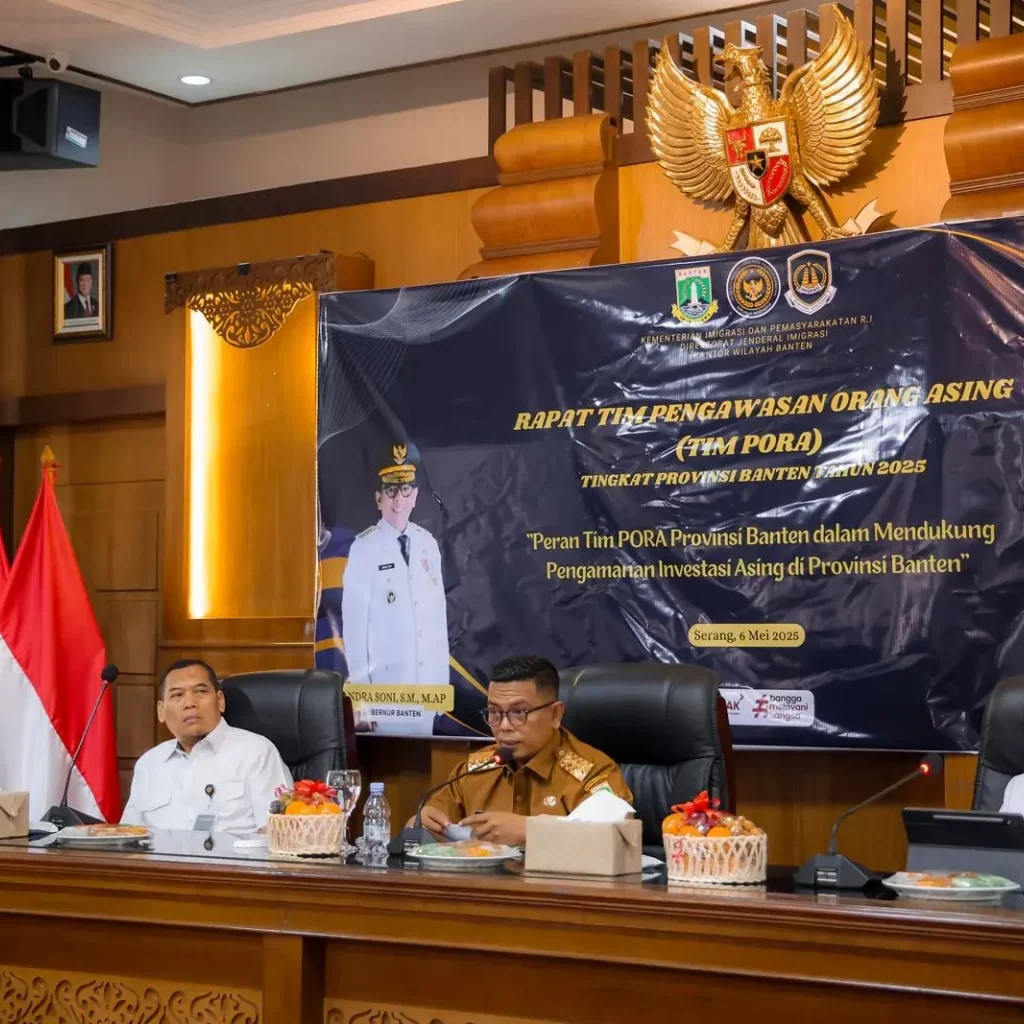 Gubernur Banten Andra Soni memimpin rapat Tim Pora bersama Kanwil Dirjen Imigrasi Banten, di Gedung Negara Provinsi Banten, Kota Serang
