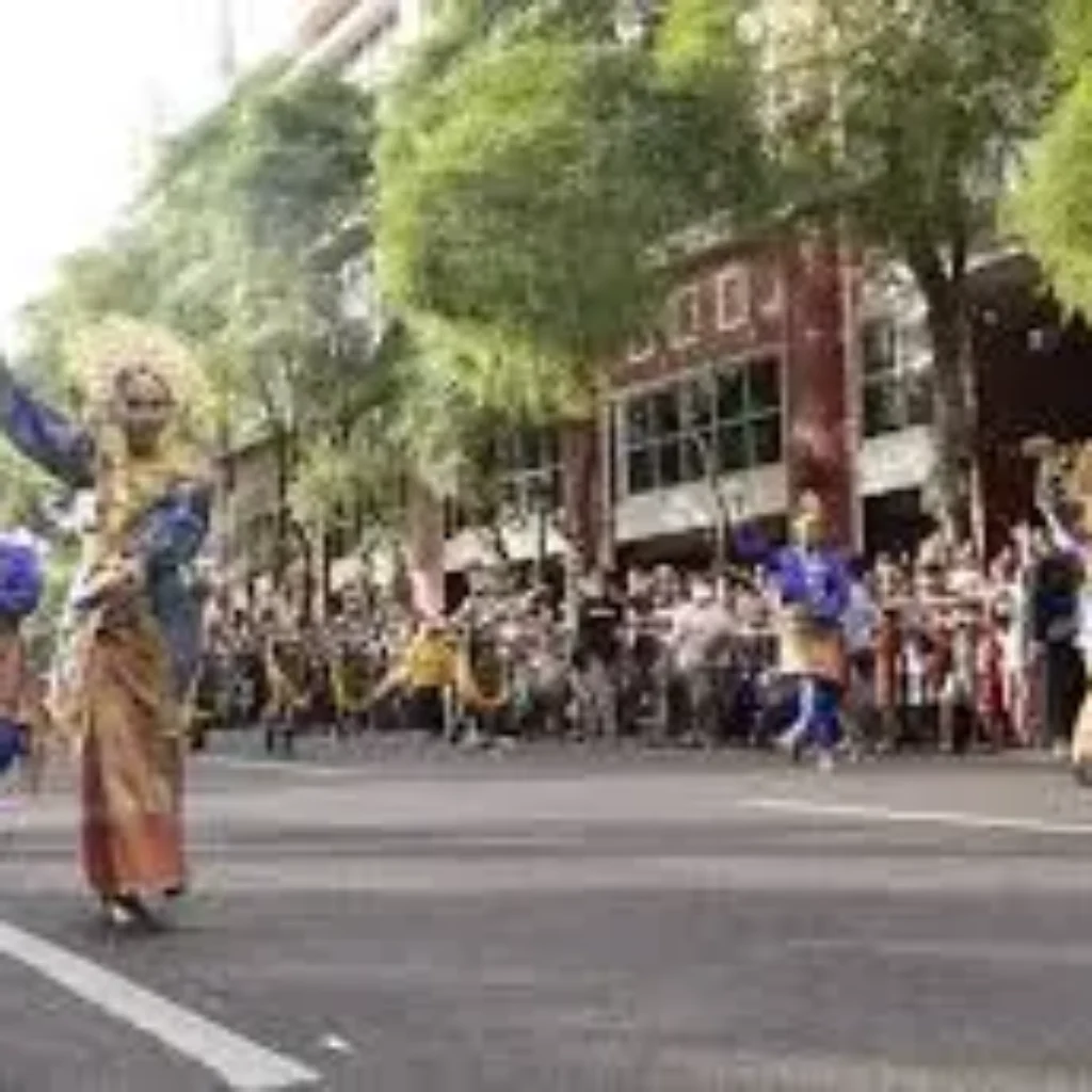 Para peserta karnaval budaya mengenakan kostum yang merepresentasikan budaya daerah