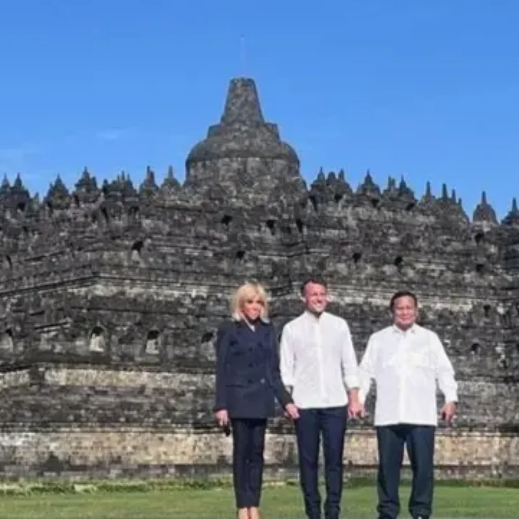 Prabowo dan Presiden Macron kunjungi Candi Borobudur