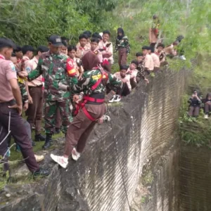 Pelatihan Teknik Turun Tebing, Babinsa Koramil Lenteng Latih Mental Tangguh Pramuka Saka Wira Kartika