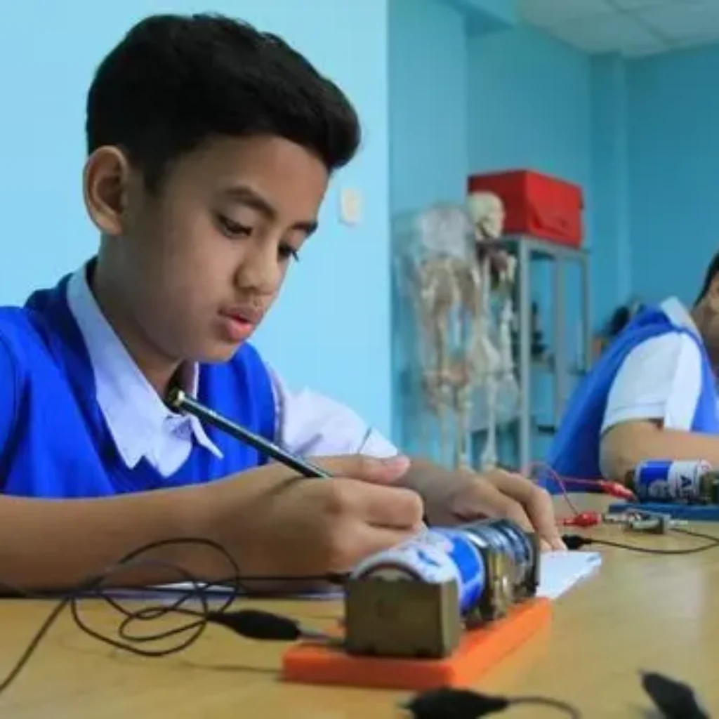 Pendidikan Gratis di Sekolah Swasta: Tantangan Pemerintah Jaga Kualitas dan Pendanaan