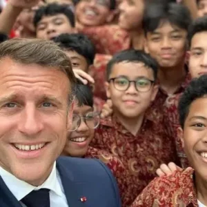 Siswa Labschool Jakarta Berbagi Momen Swafoto Unik Bareng Presiden Prancis Emmanuel Macron