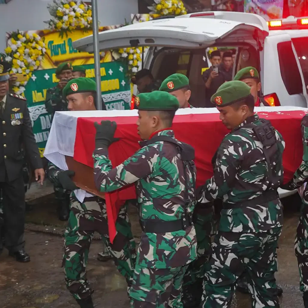 Prajurit TNI membawa peti jenazah Kopda Eri Dwi Priambodo korban ledakan amunisi di Garut saat prosesi pemakaman di Banjarsari, Kebumen, Pringsurat Temanggung, Jawa Tengah