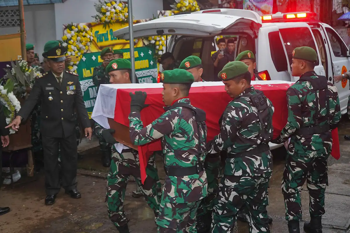 Prajurit TNI membawa peti jenazah Kopda Eri Dwi Priambodo korban ledakan amunisi di Garut saat prosesi pemakaman di Banjarsari, Kebumen, Pringsurat Temanggung, Jawa Tengah