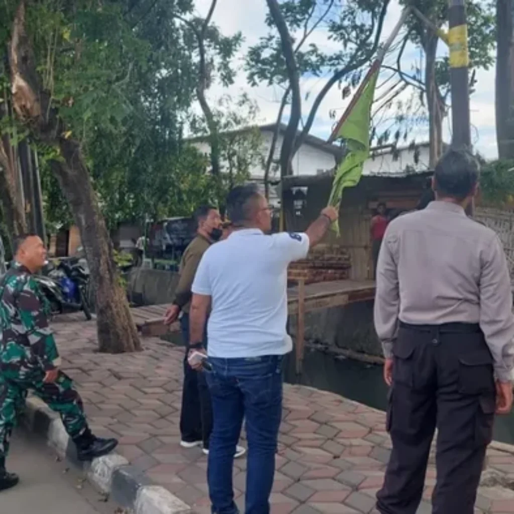 Aparat gabungan TNI-Polri dan Satpol PP menertibkan bendera milik ormas di wilayah Kota dan Kabupaten Tangerang, Banten. Sebanyak 72 bendera ditertibkan